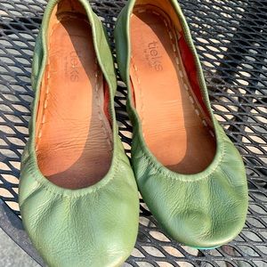 Tieks size 8 top grain leather.  Originally poppy, but custom painted to olive